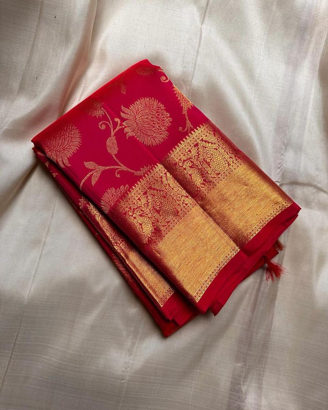 Mesmeric Red Soft Banarasi Silk Saree With Inspiring Blouse Piece - Image 2
