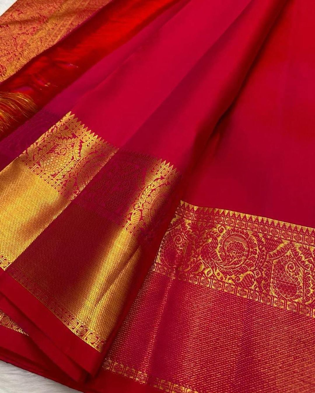 Mesmeric Red Soft Banarasi Silk Saree With Inspiring Blouse Piece - Image 3