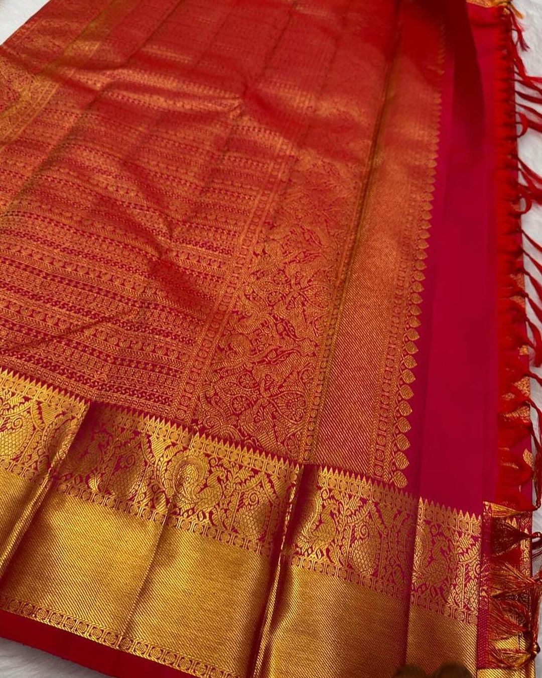 Mesmeric Red Soft Banarasi Silk Saree With Inspiring Blouse Piece - Image 4