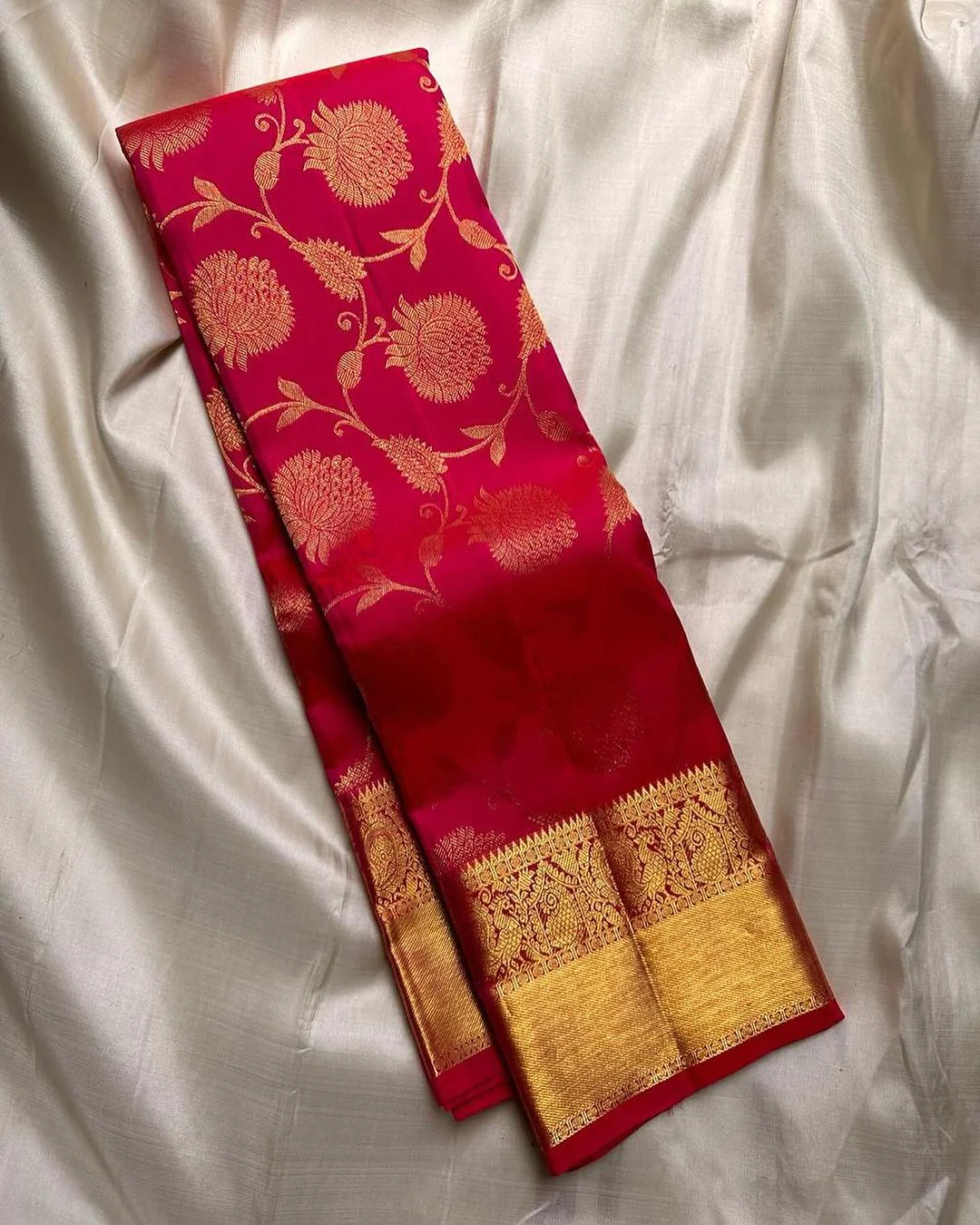 Mesmeric Red Soft Banarasi Silk Saree With Inspiring Blouse Piece - Image 5