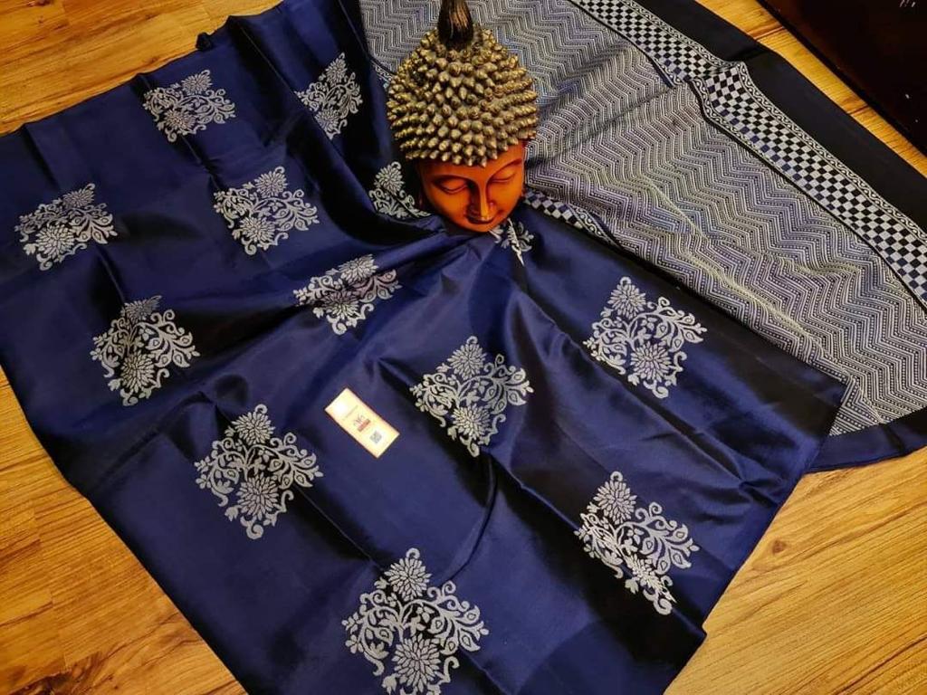 Mesmerising Navy Blue Soft Silk Saree With Gratifying Blouse Piece - Image 2