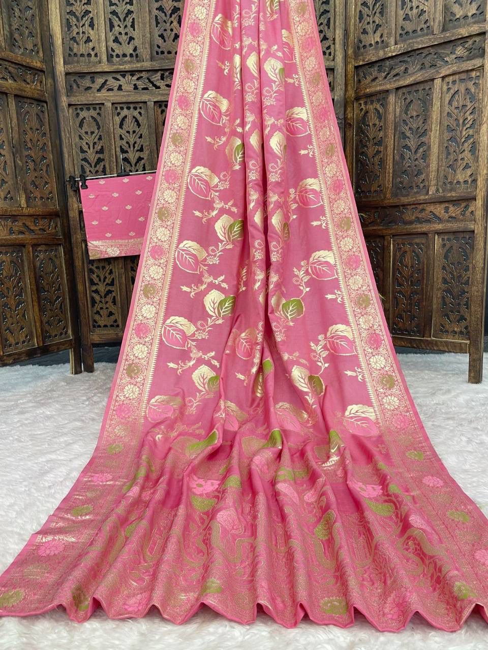 Mesmerising Pink Banarasi Dola Silk Saree With Flaunt Blouse Piece - Image 2