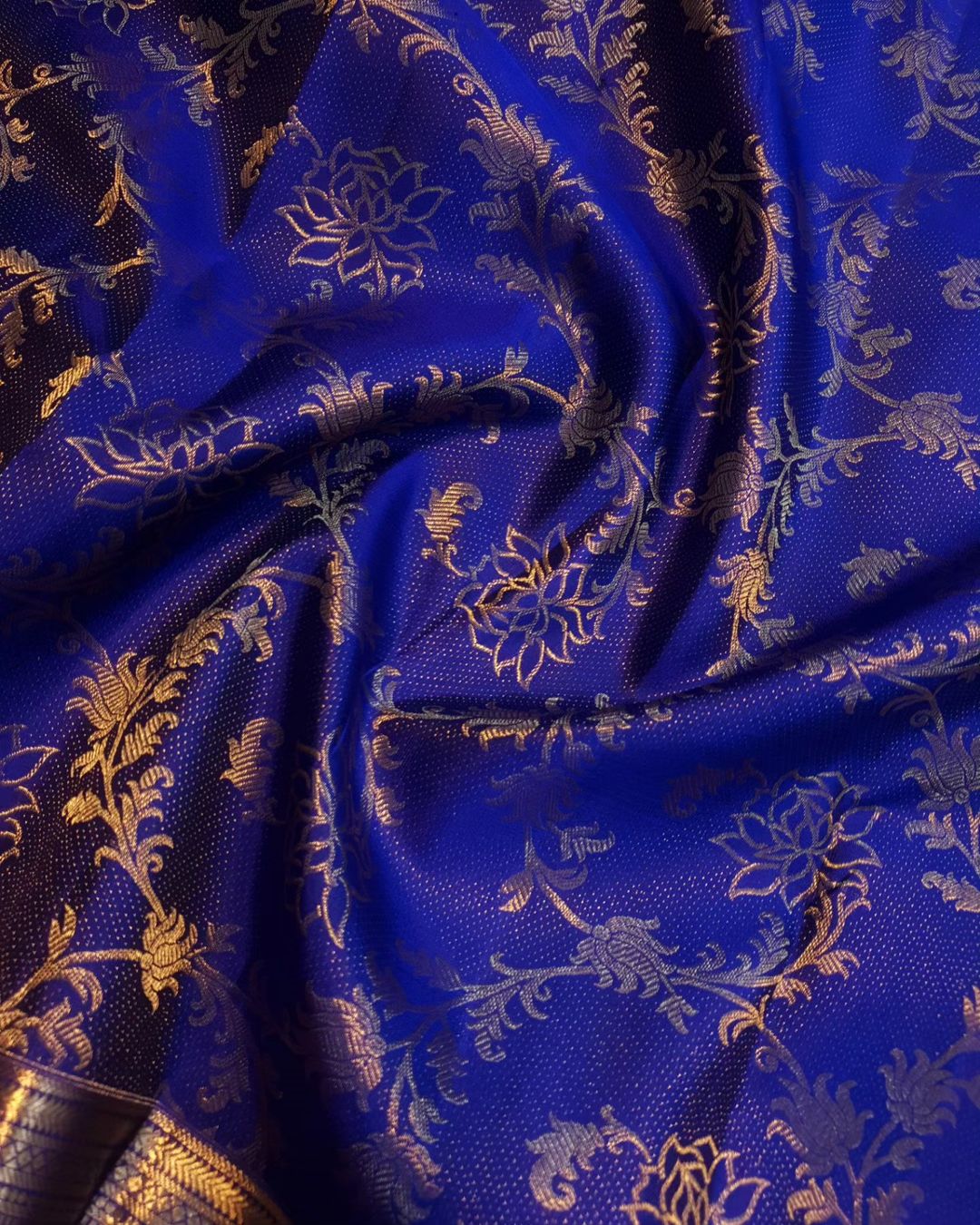 Mesmerising Royal Blue Soft Banarasi Silk Saree With Evocative Blouse Piece - Image 3