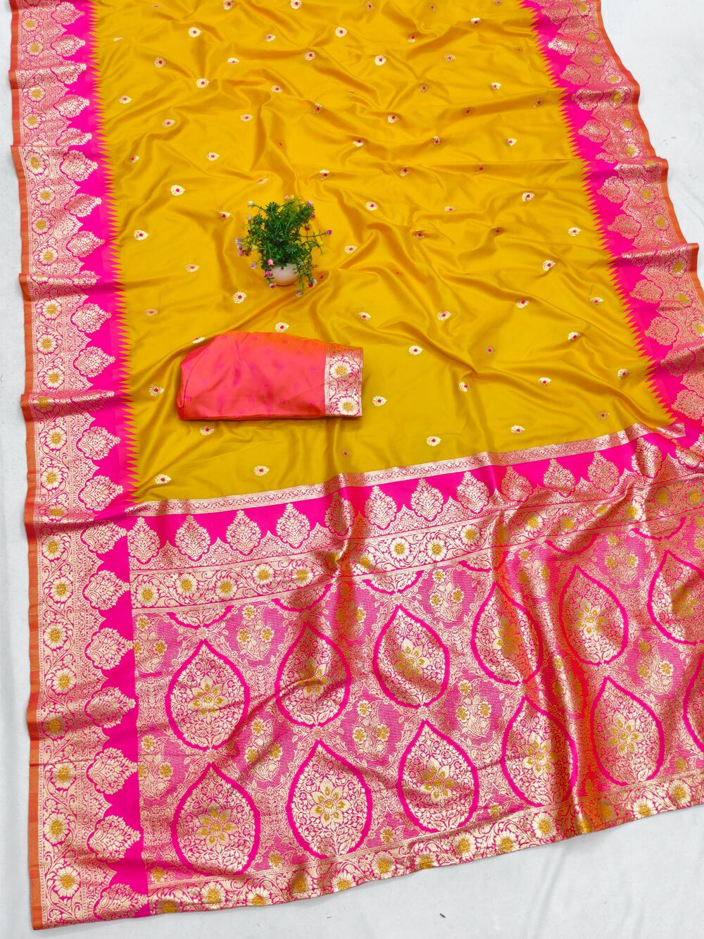 Mesmerising Yellow Pure Zari Weaving Banarasi Silk Saree With Quintessential Blouse Piece - Image 3