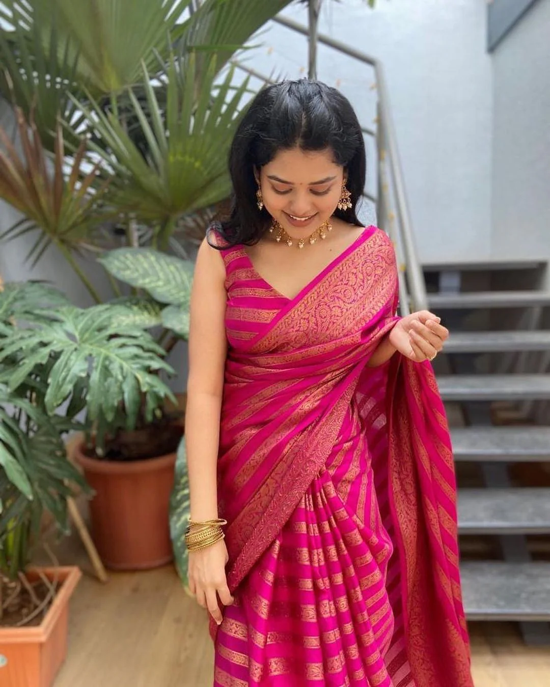 Mesmerizing Pink Soft Silk Saree With Stylish Blouse Piece - Image 4