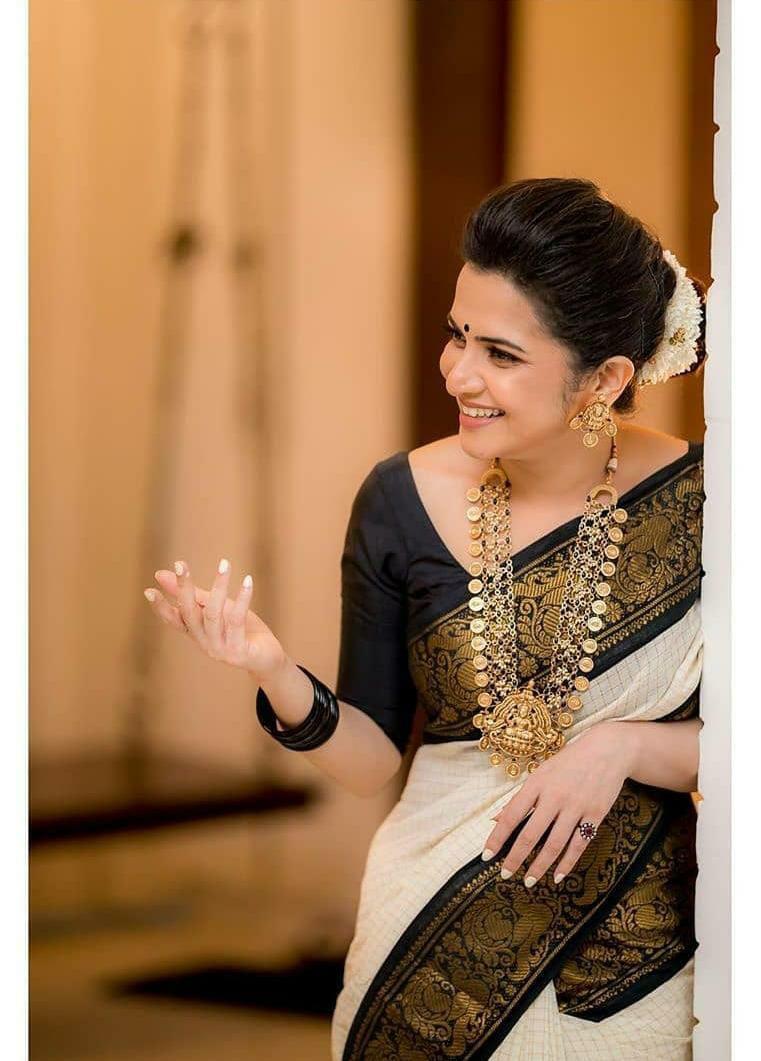 Moiety Off White Soft Banarasi Silk Saree With Panoply Blouse Piece - Image 3