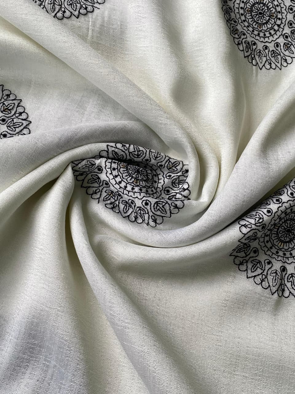 Most Flattering Off White Embroidery Work Crush Silk Saree With Moiety Blouse Piece - Image 5