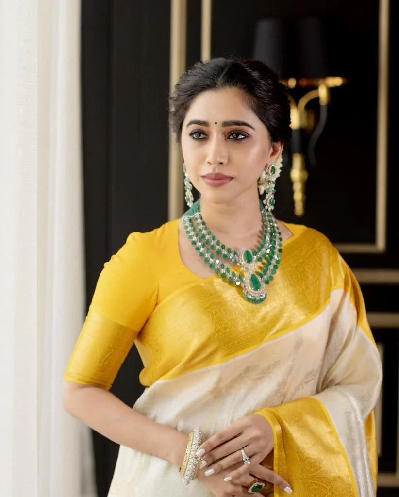 Most Stunning White Soft Silk Saree With Admirable Blouse Piece - Image 2