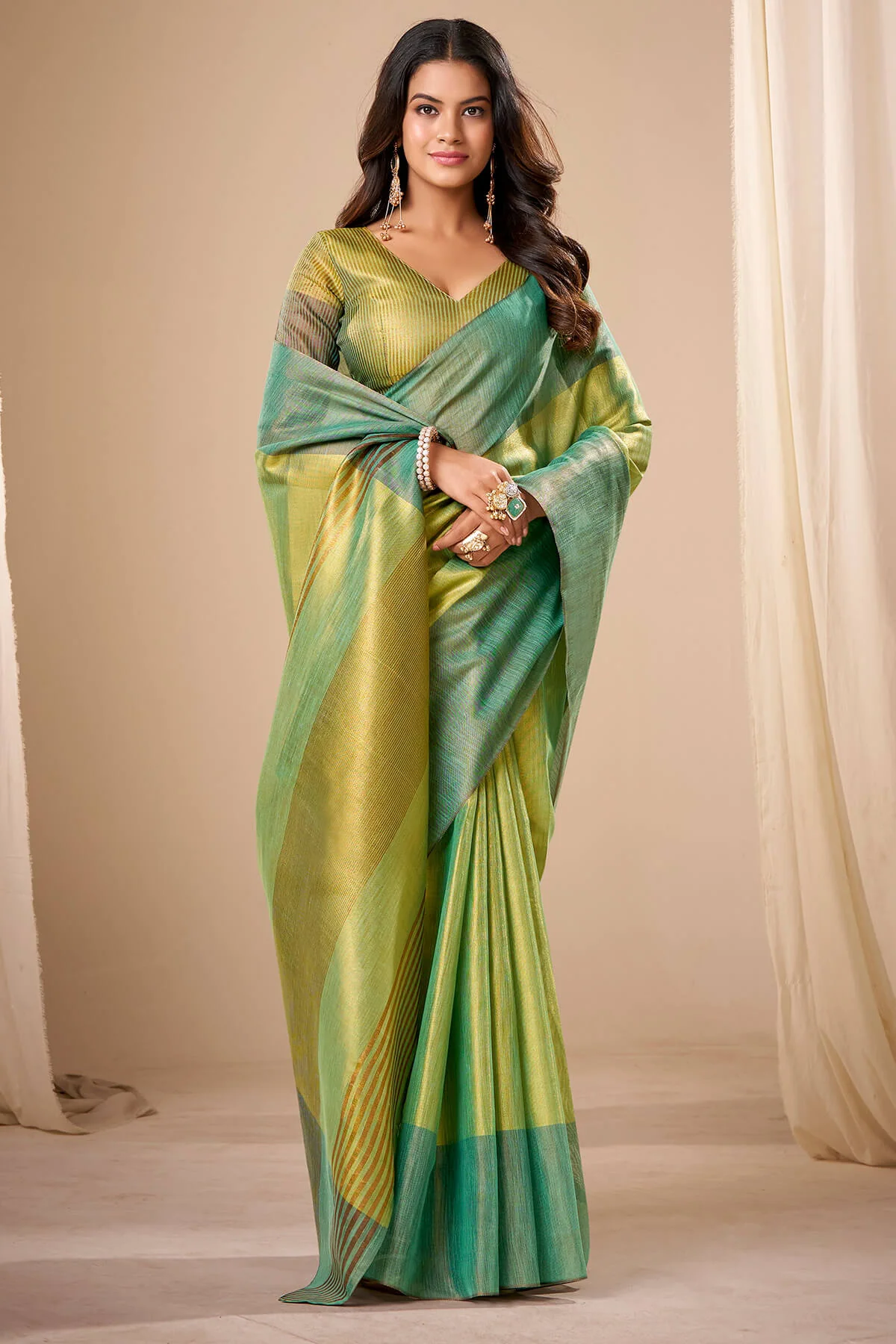 Murmurous Green Banarasi Tissue Silk Saree With Sonorous Blouse Piece - Image 3