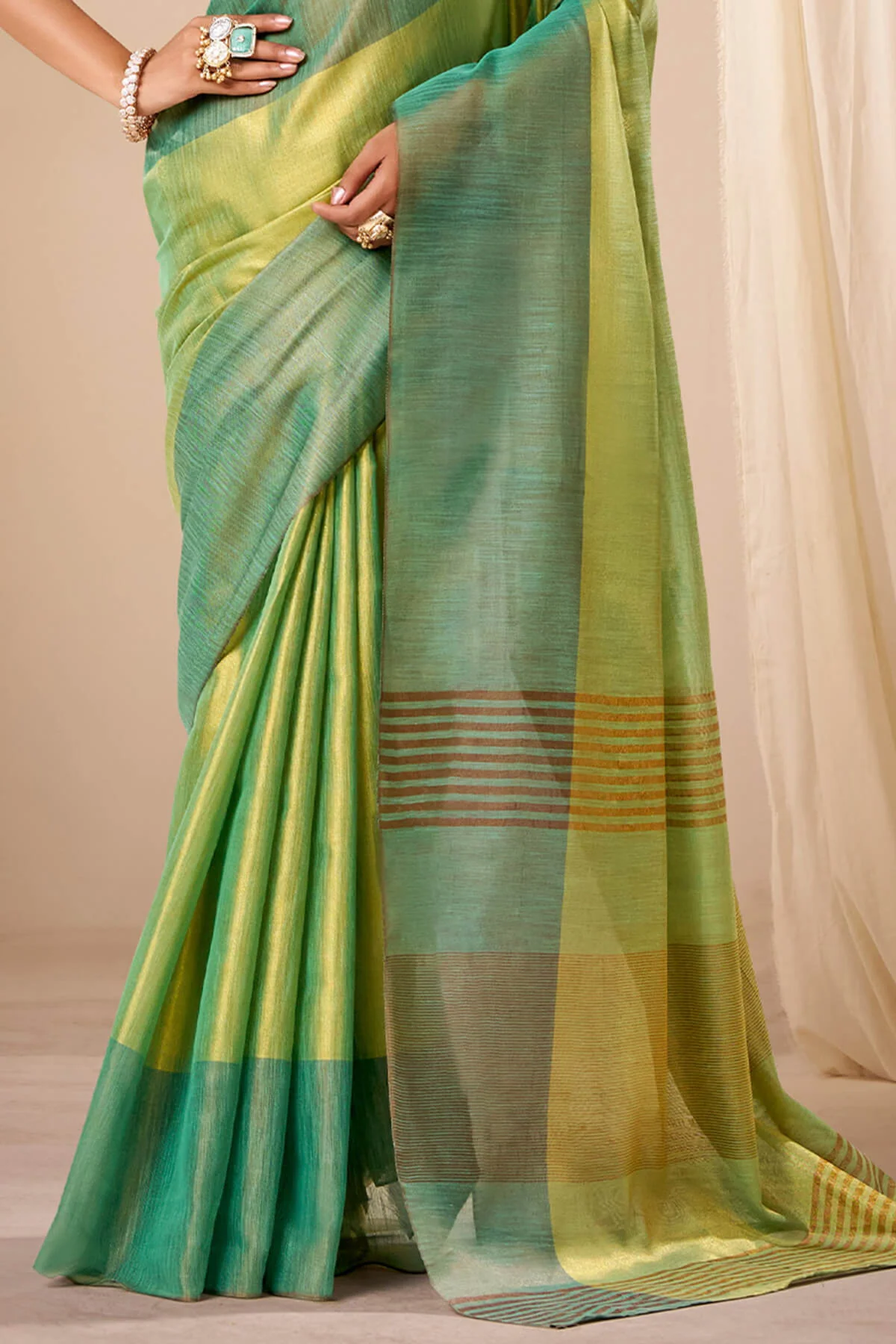 Murmurous Green Banarasi Tissue Silk Saree With Sonorous Blouse Piece - Image 4