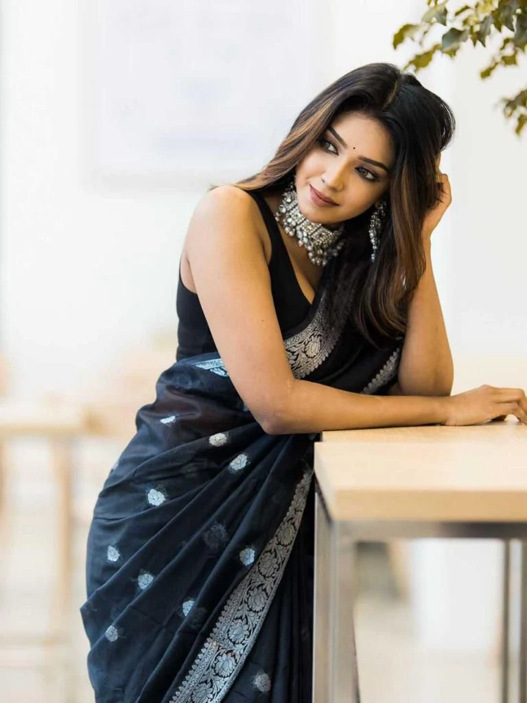 Nemesis Black Soft Silk Saree With Artistic Blouse Piece - Image 3
