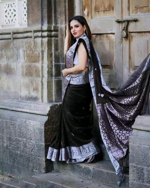 Opulent Black Soft Banarasi Silk Saree With Glowing Blouse Piece - Image 3