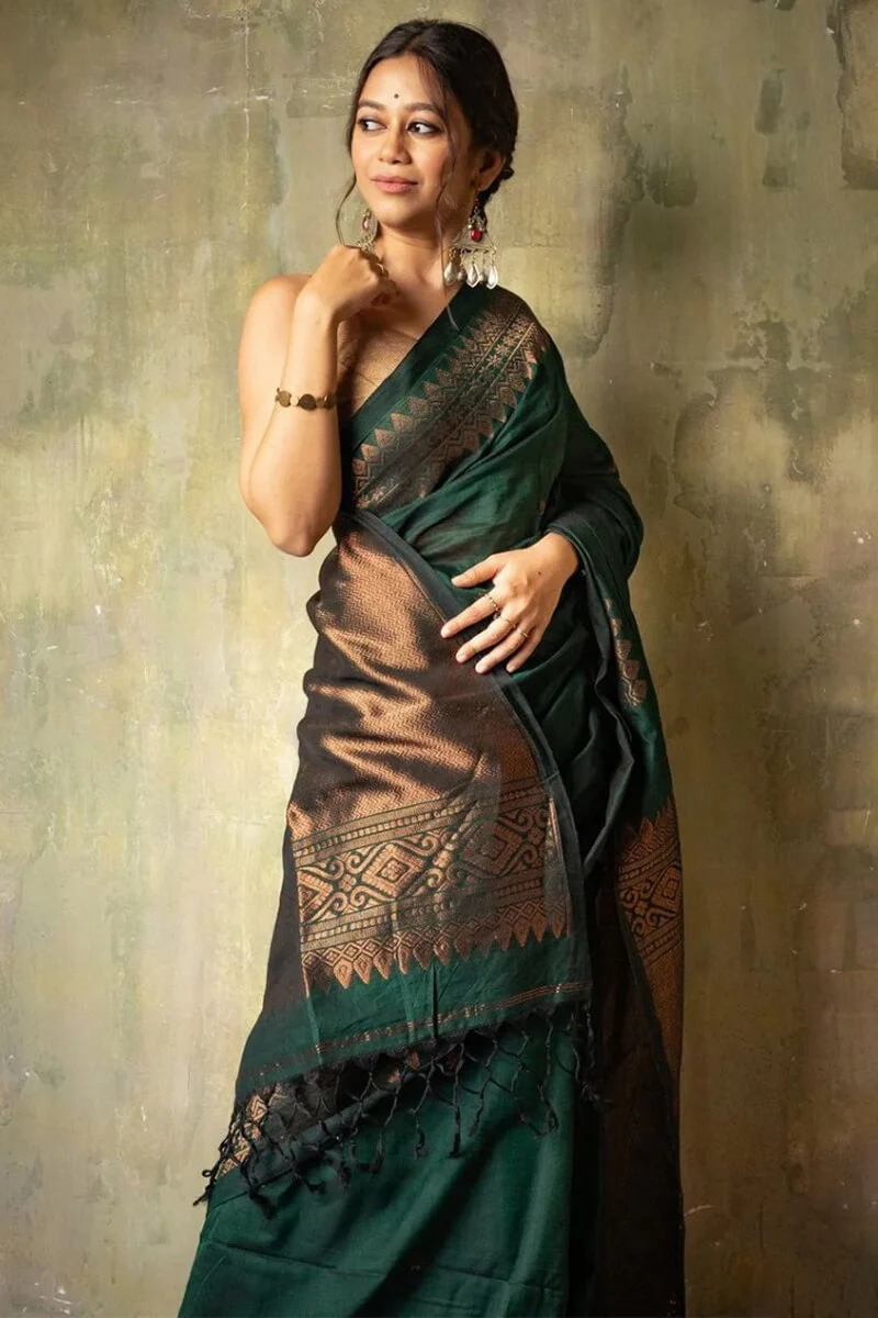 Opulent Dark Green Soft Silk Saree With Flameboyant Blouse Piece - Image 3