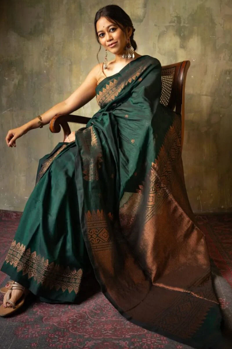 Opulent Dark Green Soft Silk Saree With Flameboyant Blouse Piece - Image 6