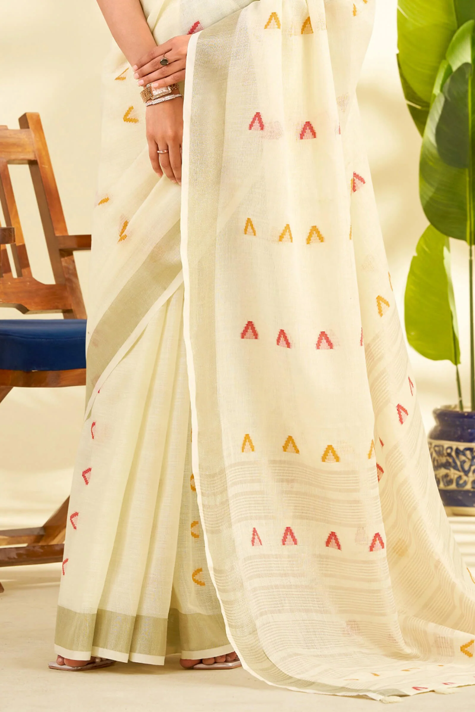 Outstanding Beige Cotton Silk Saree With Splendorous Blouse Piece - Image 4
