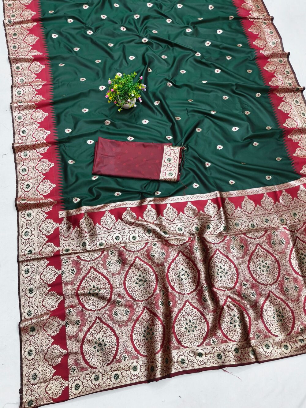 Outstanding Dark Green Pure Zari Weaving Banarasi Silk Saree With Eloquence Blouse Piece - Image 3