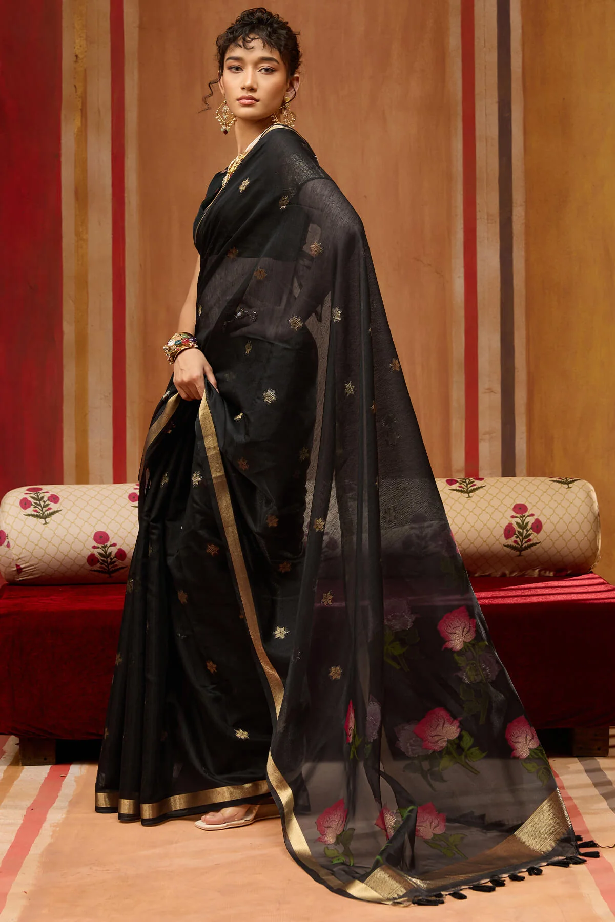 Petrichor Black Pure Munga Cotton Saree With Most Flattering Blouse Piece - Image 4