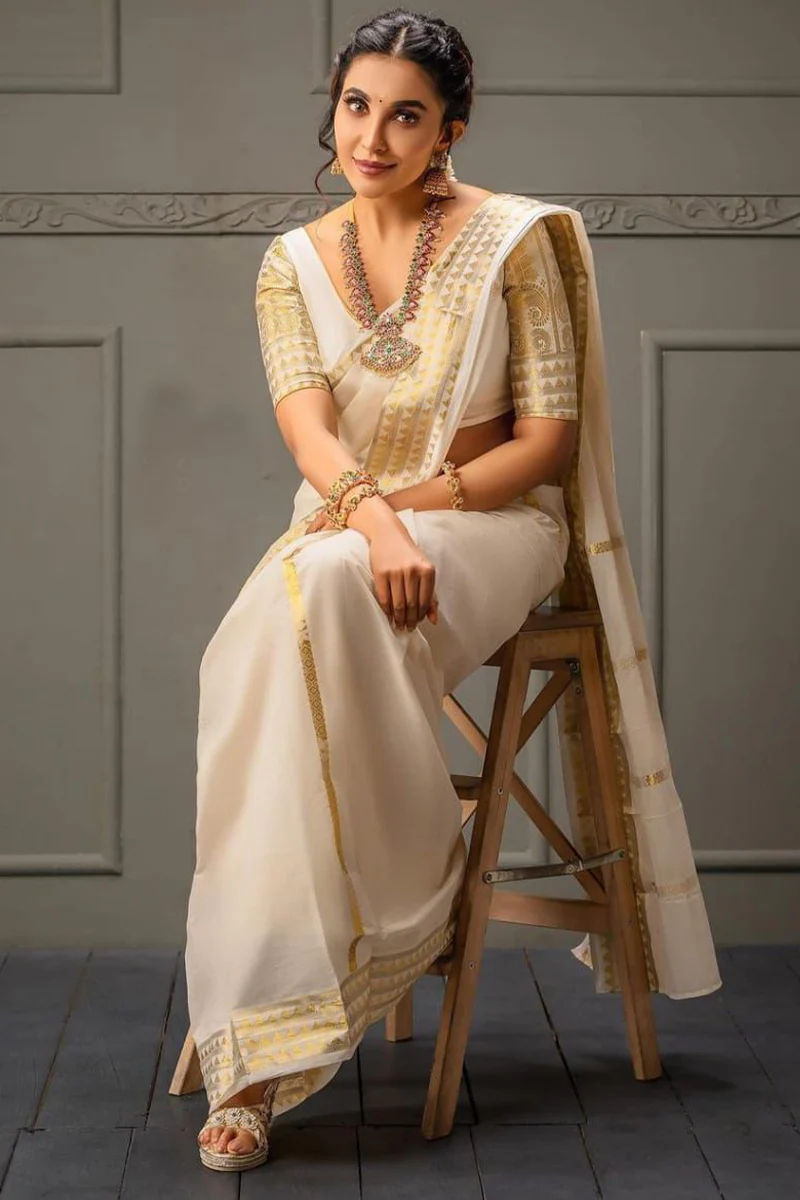 Petrichor Off White Soft Silk Saree With Scrumptious Blouse Piece - Image 5