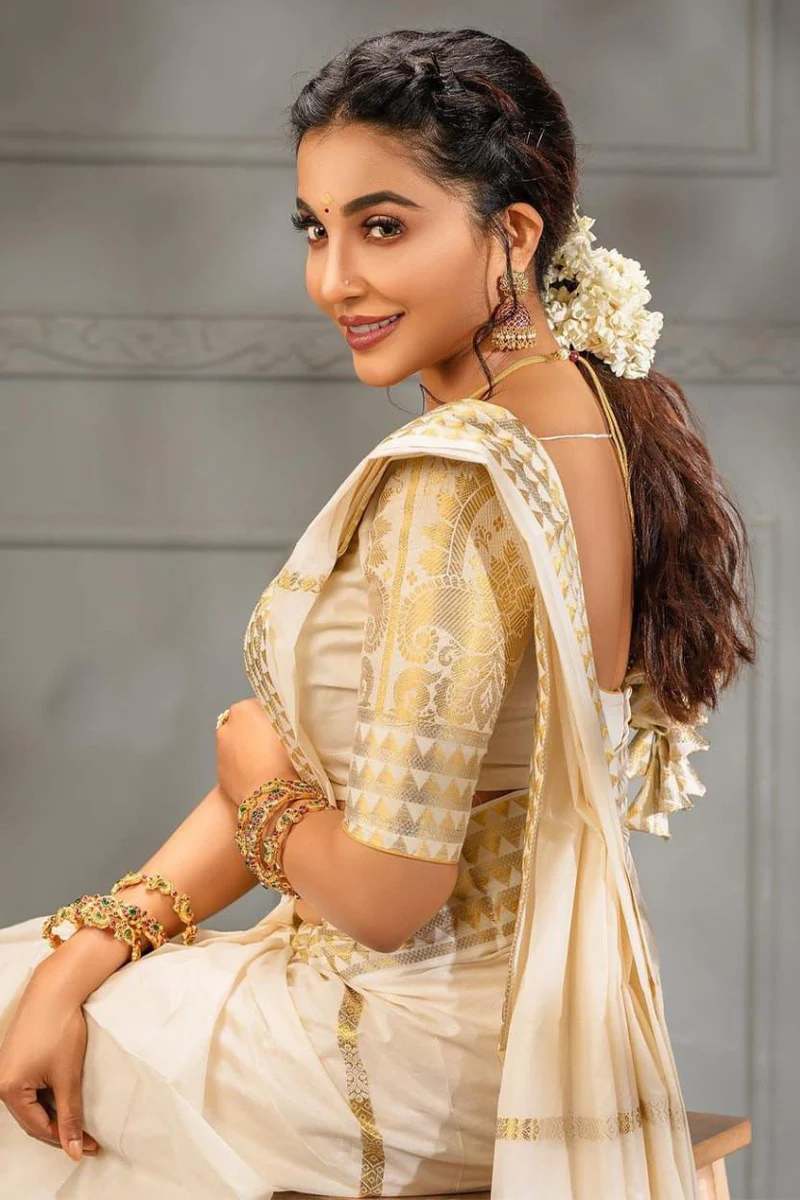 Petrichor Off White Soft Silk Saree With Scrumptious Blouse Piece - Image 6