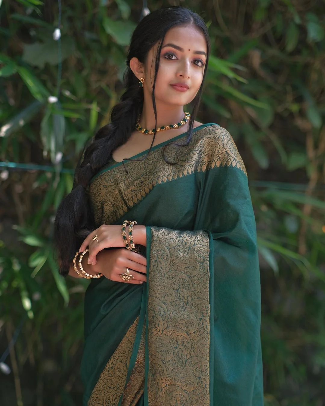 Phenomenal Dark Green Soft Silk Saree With Dazzling Blouse Piece - Image 2