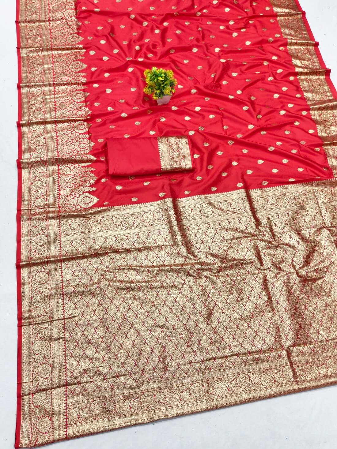 Phenomenal Red Pure Zari Weaving Banarasi Silk Saree With Unequalled Blouse Piece - Image 2