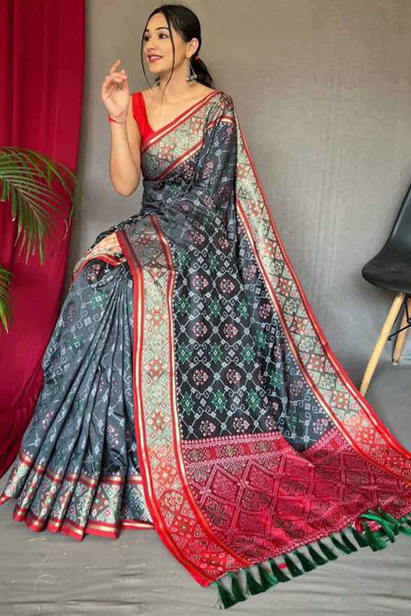 Piquant Grey Patola Silk Saree with Sempiternal Blouse Piece - Image 3