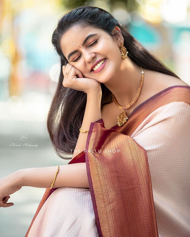 Pleasurable Beige Soft Silk Saree with Serendipity Blouse Piece - Image 4