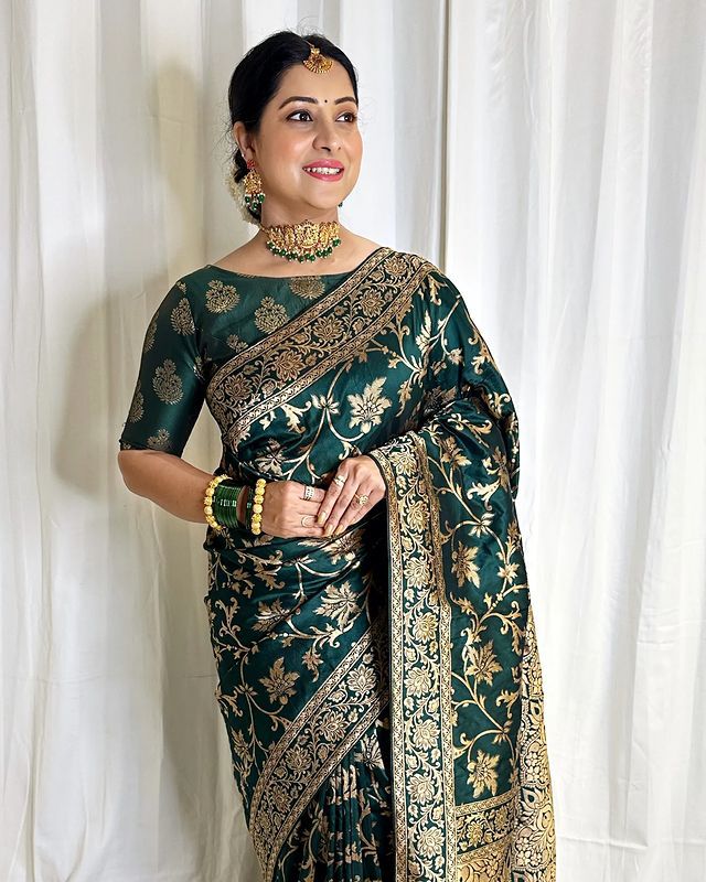Pleasurable Dark Green Soft Banarasi Silk Saree With Improbable Blouse Piece - Image 3