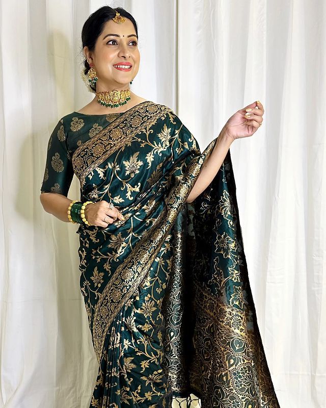 Pleasurable Dark Green Soft Banarasi Silk Saree With Improbable Blouse Piece - Image 4