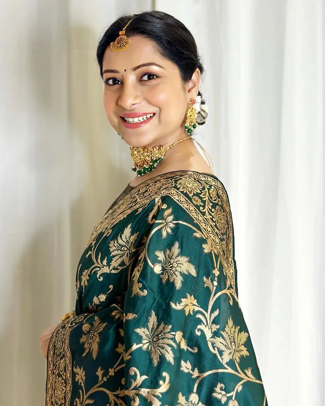 Pleasurable Dark Green Soft Banarasi Silk Saree With Improbable Blouse Piece - Image 5