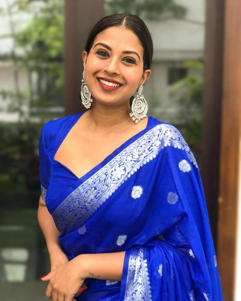 Pleasurable Royal Blue Soft Silk Saree With Incomparable Blouse Piece - Image 3