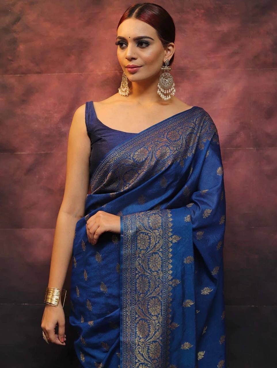 Precious Blue Soft Silk Saree With Flamboyant Blouse Piece - Image 4
