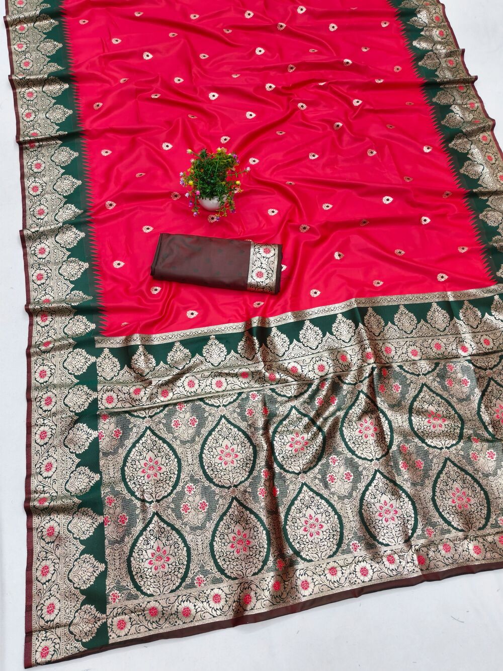 Preferable Dark Pink Pure Zari Weaving Banarasi Silk Saree With Sempiternal Blouse Piece - Image 3