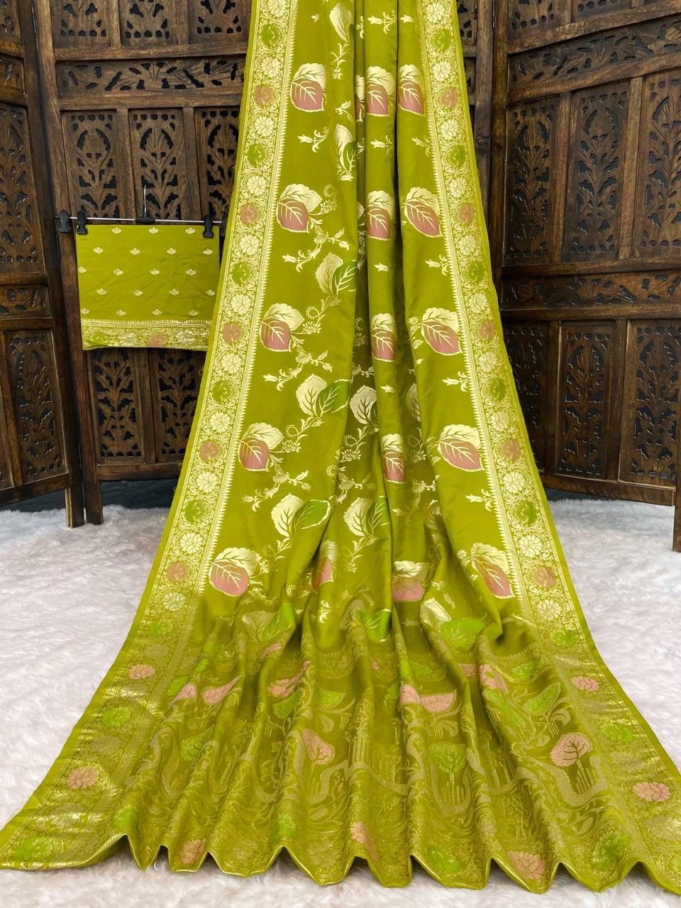 Preferable Green Banarasi Dola Silk Saree With Traditional Blouse Piece - Image 2