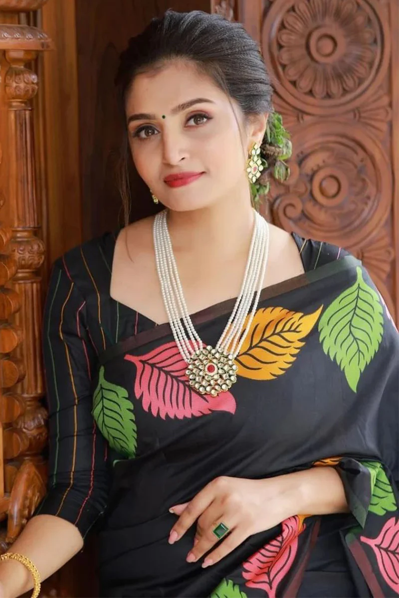 Pretty Black Soft Silk Saree With Beautiful Blouse Piece - Image 5