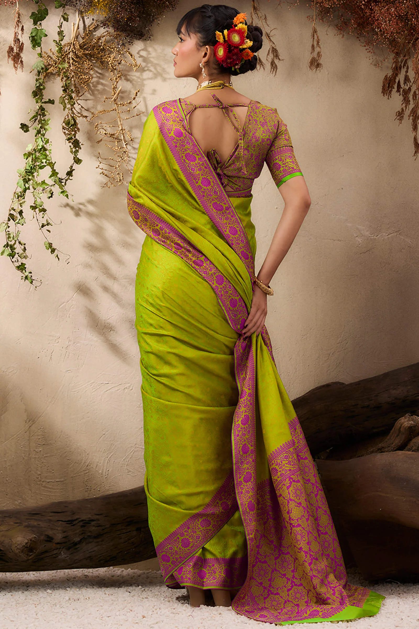 Prodigal Green Kanjivaram Silk Saree With Surpassing Blouse Piece - Image 7