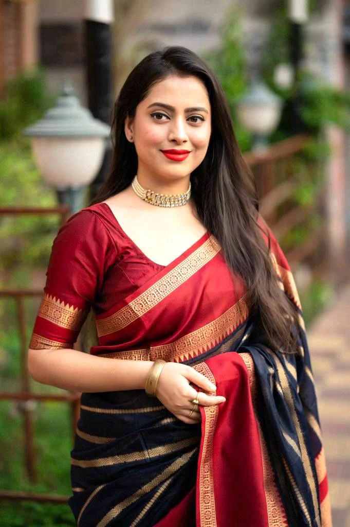 Prodigal Navy Blue Soft Silk Saree With Majestic Blouse Piece - Image 3