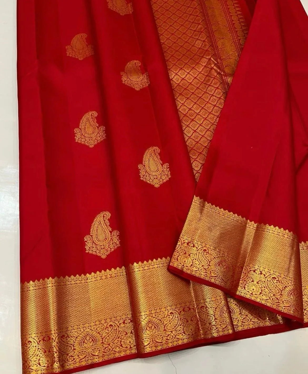 Prodigal Red Soft Silk Saree With Ornate Blouse Piece - Image 3