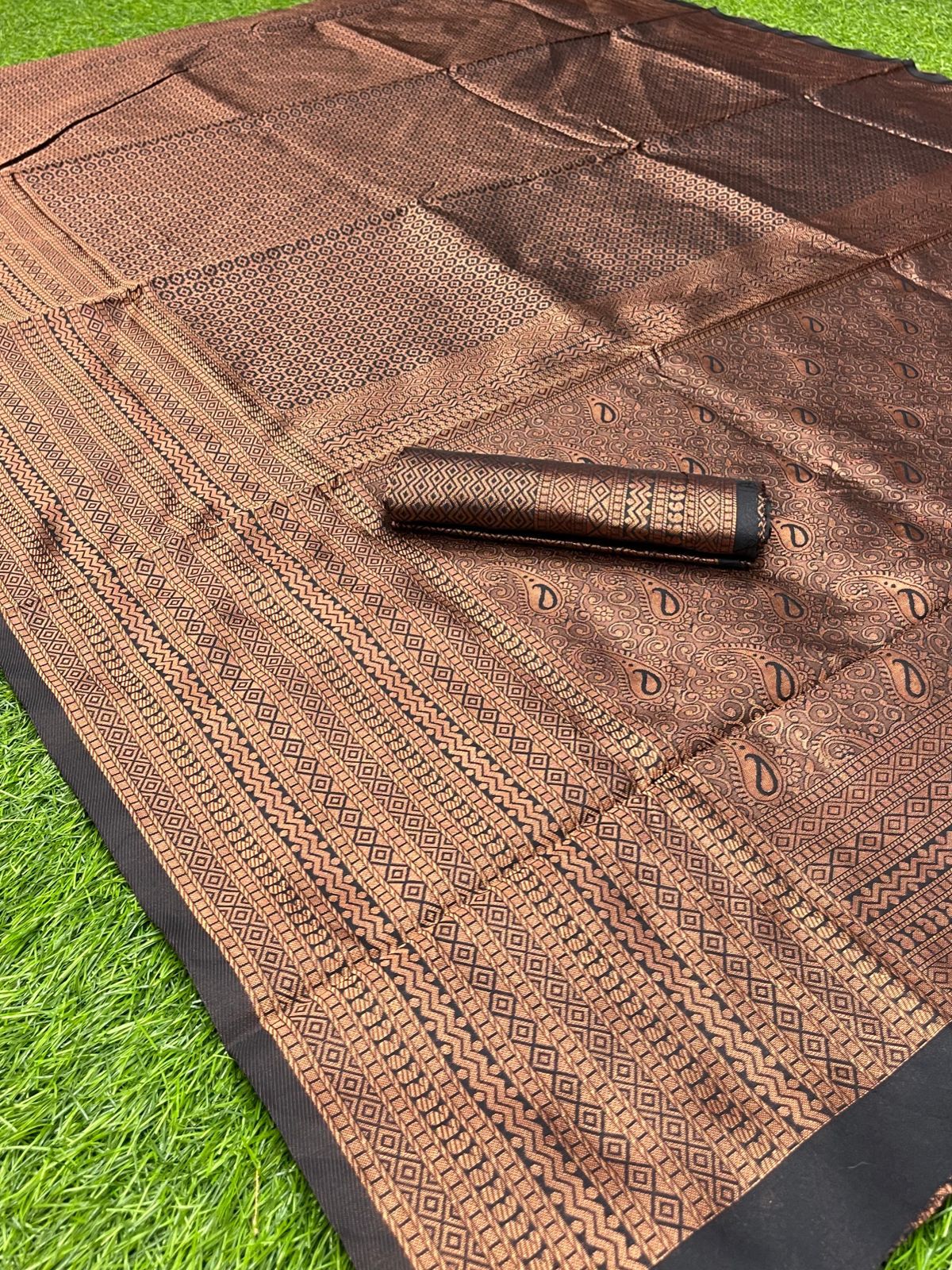 Proficient Black Soft Silk Saree With Unequalled Blouse Piece - Image 6