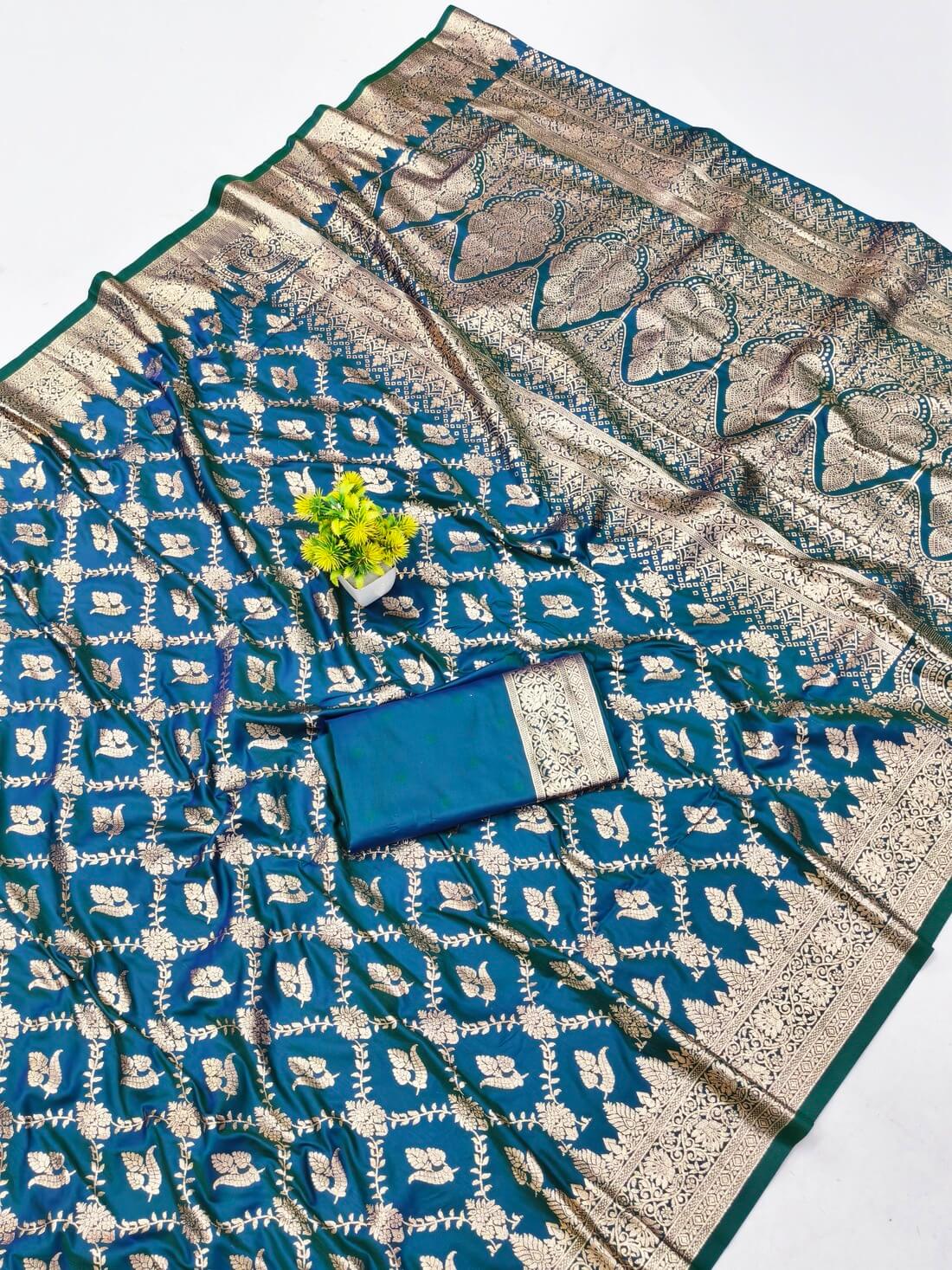 Proficient Rama Pure Zari Weaving Banarasi Silk Saree With Lissome Blouse Piece - Image 3