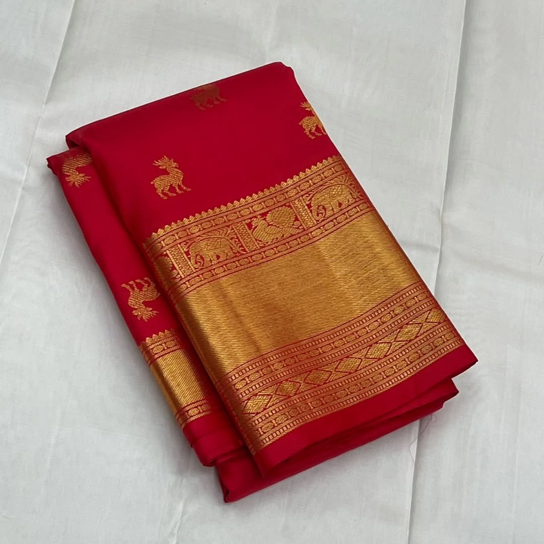 Proficient Red Soft Banarasi Silk Saree With Seraphic Blouse Piece - Image 3