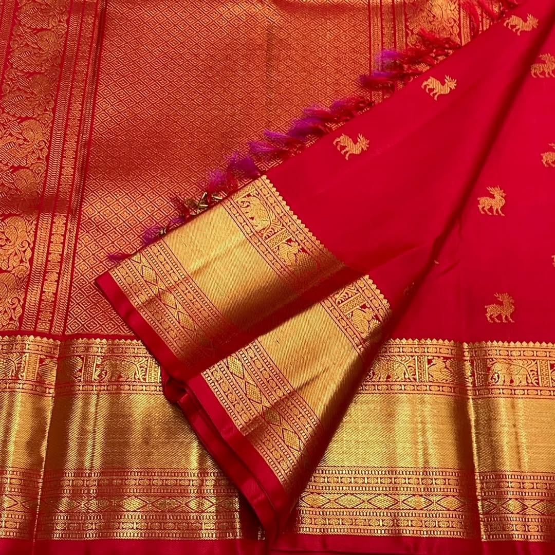 Proficient Red Soft Banarasi Silk Saree With Seraphic Blouse Piece - Image 4