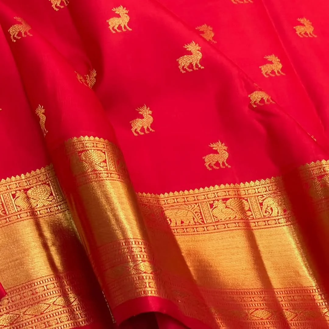 Proficient Red Soft Banarasi Silk Saree With Seraphic Blouse Piece - Image 5