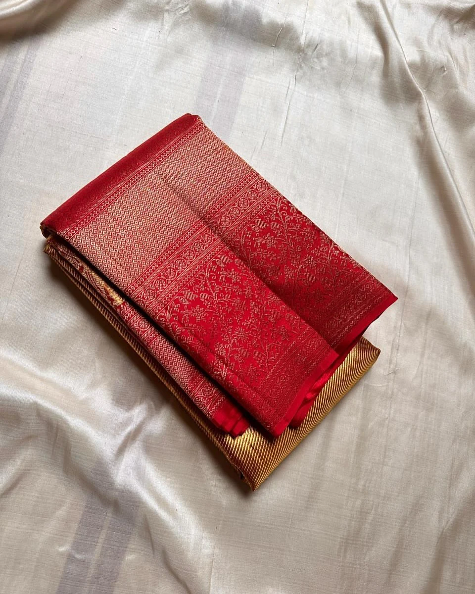 Profuse Golden Soft Banarasi Silk Saree With Winsome Blouse Piece - Image 2