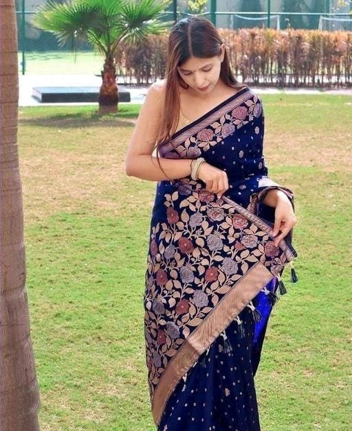 Profuse Navy Blue Soft Banarasi Silk Saree With Super extravagant Blouse Piece - Image 3