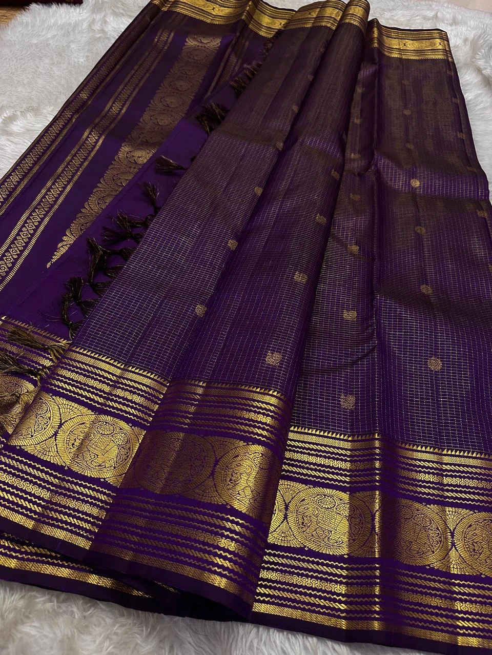 Profuse Purple Soft Banarasi Silk Saree With Evanescent Blouse Piece - Image 3