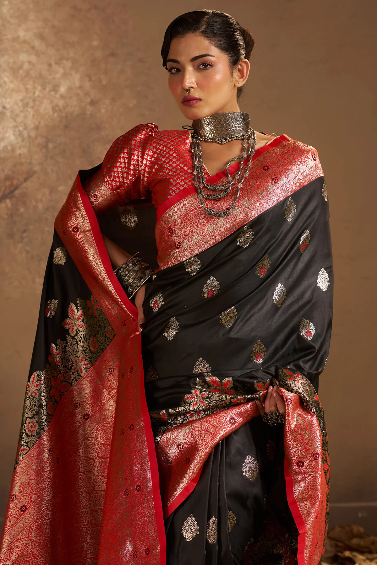 Prominent Black Pure Zari Weaving Banarasi Silk Saree With Ideal Blouse Piece - Image 2