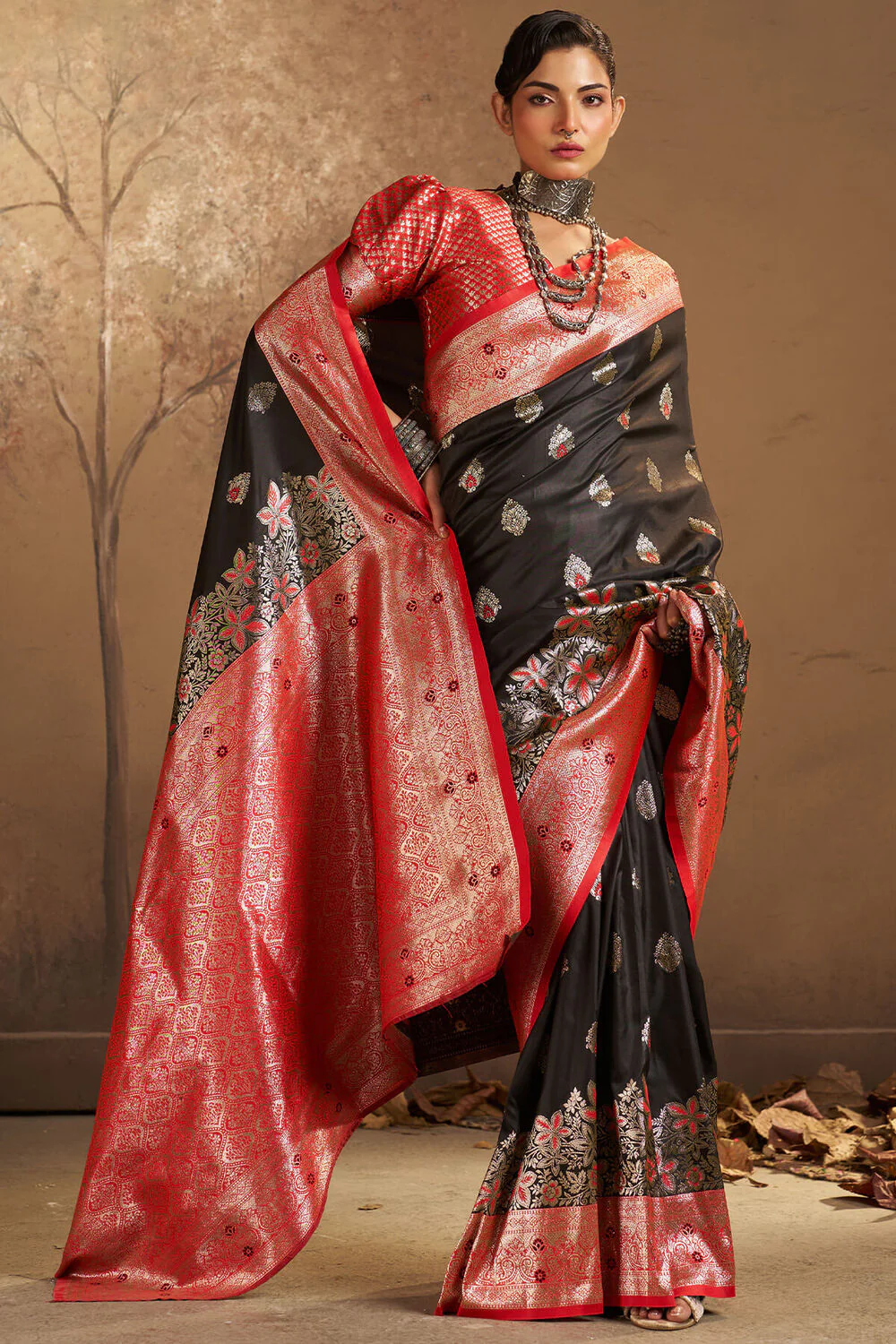 Prominent Black Pure Zari Weaving Banarasi Silk Saree With Ideal Blouse Piece - Image 3