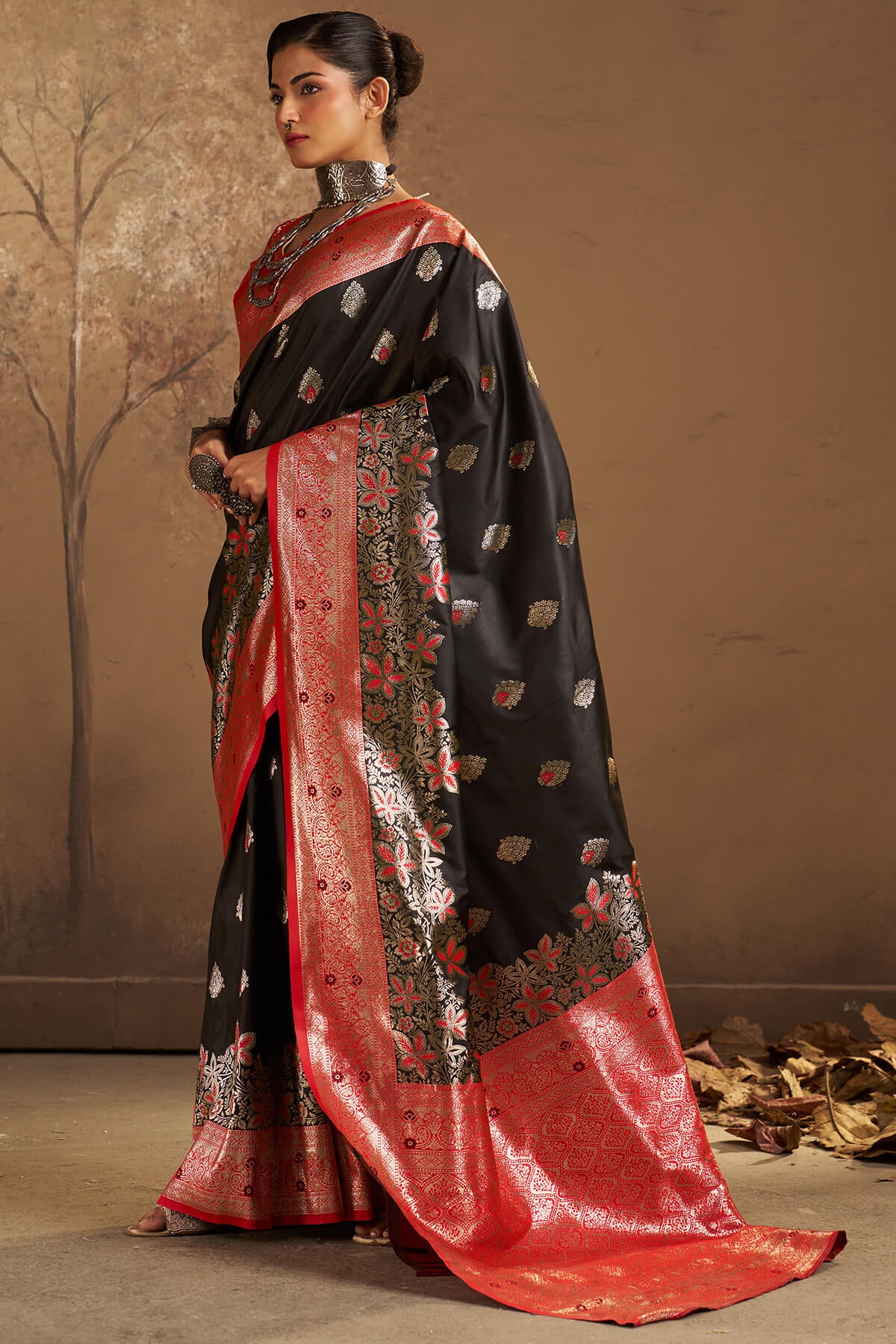 Prominent Black Pure Zari Weaving Banarasi Silk Saree With Ideal Blouse Piece - Image 4