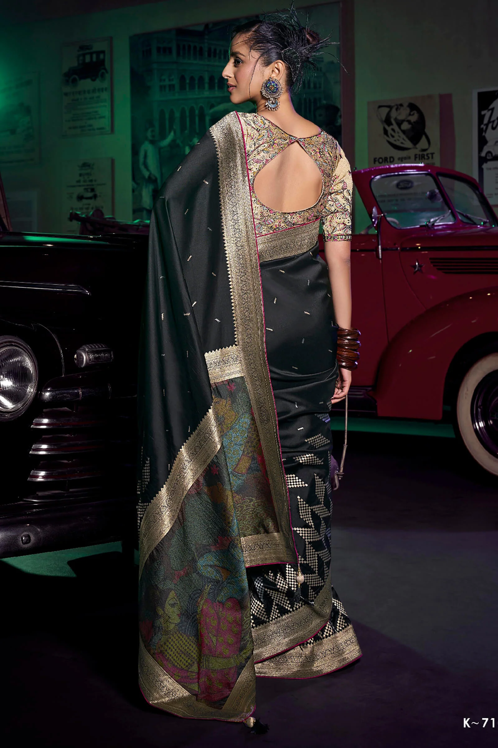 Prominent Black Soft Banarasi Silk Saree With Supernal Blouse Piece - Image 3